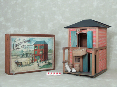 878209 Afbeelding van een zelfbouwpakhuis met origineel opslagkistje, uit de objectencollectie van het Nederlands ...